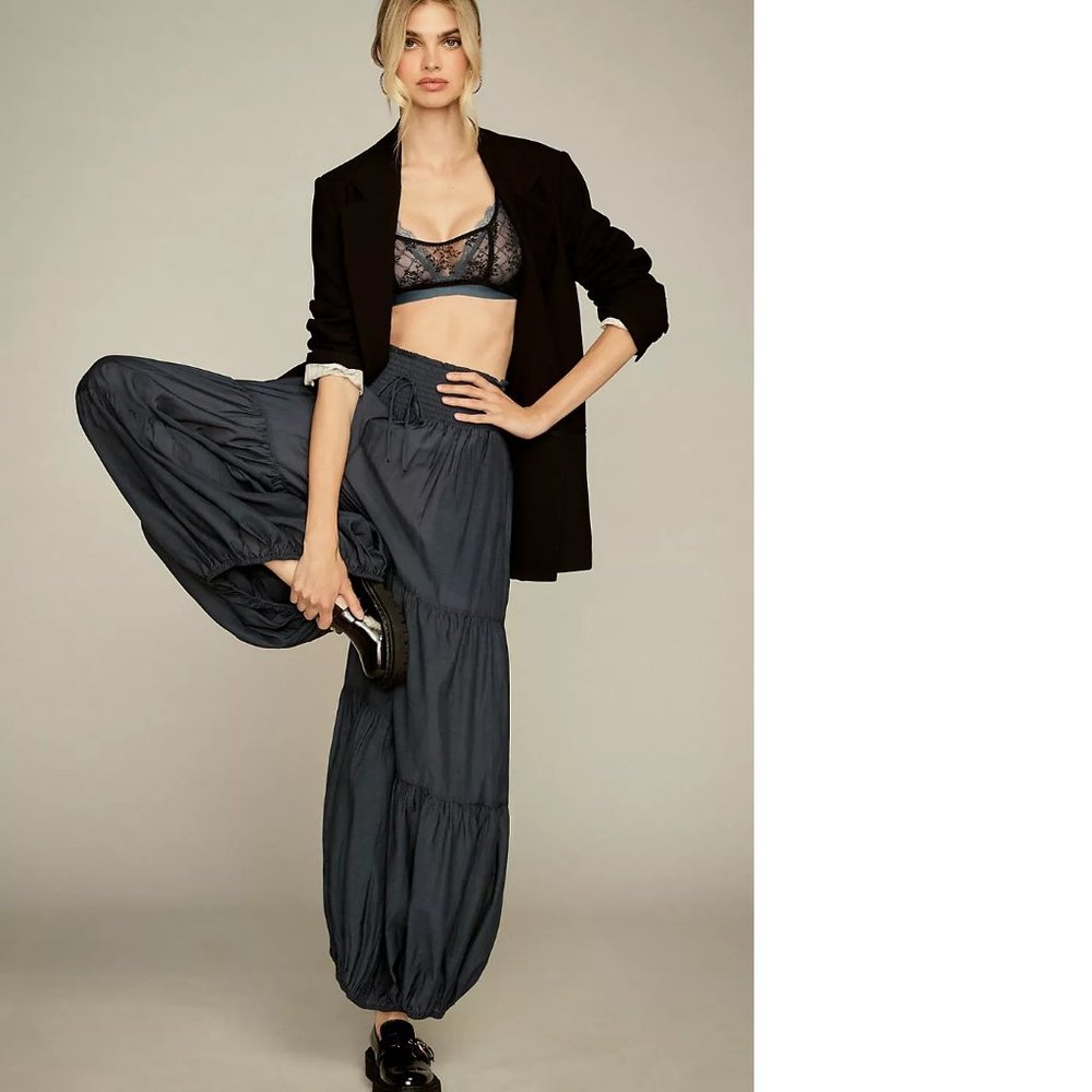 NWT Anthropologie Rose & Crown Smocked Tiered Balloon Pants size M navy